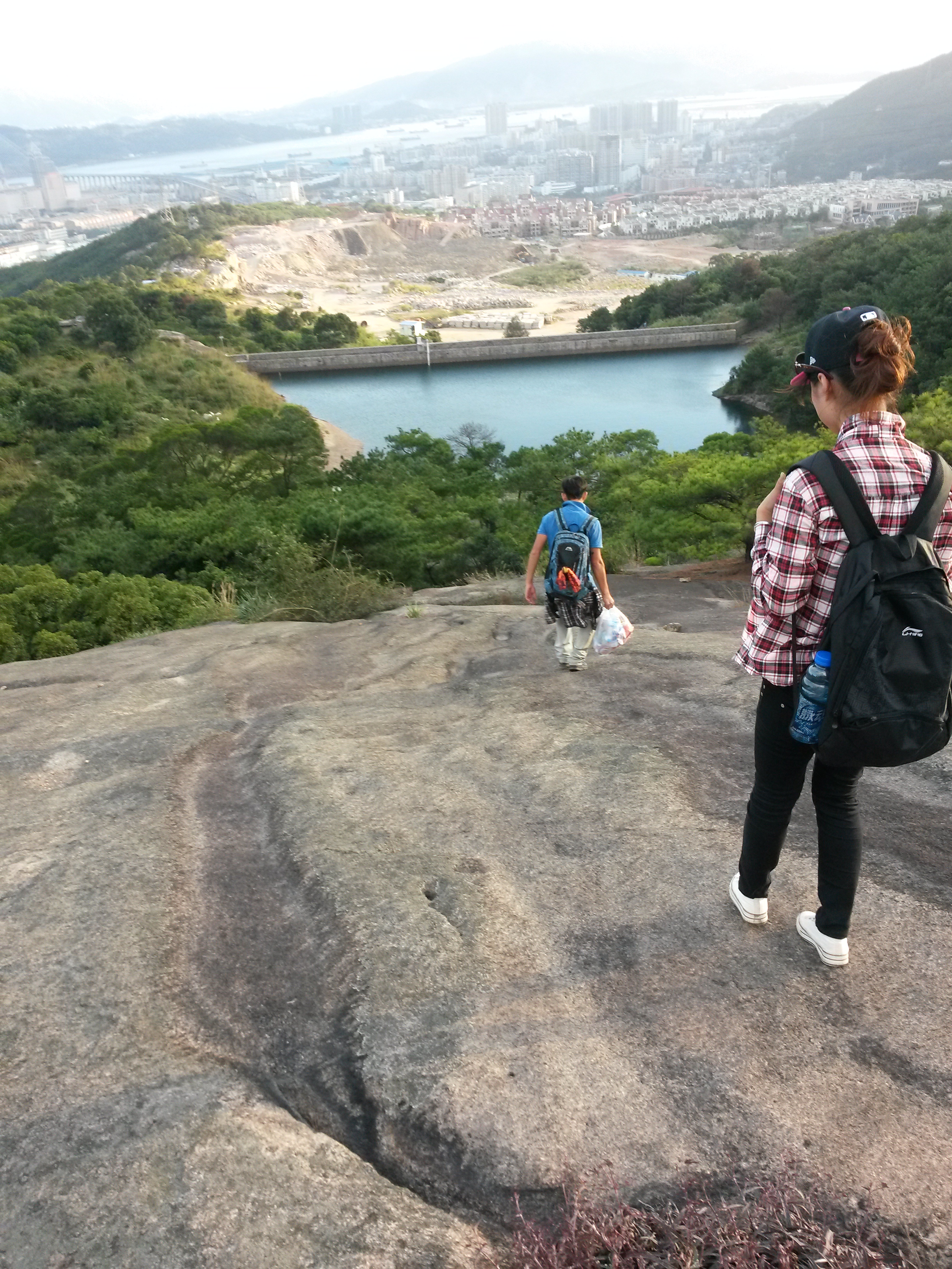 那个垃圾袋跟我在山上转了五个小时。