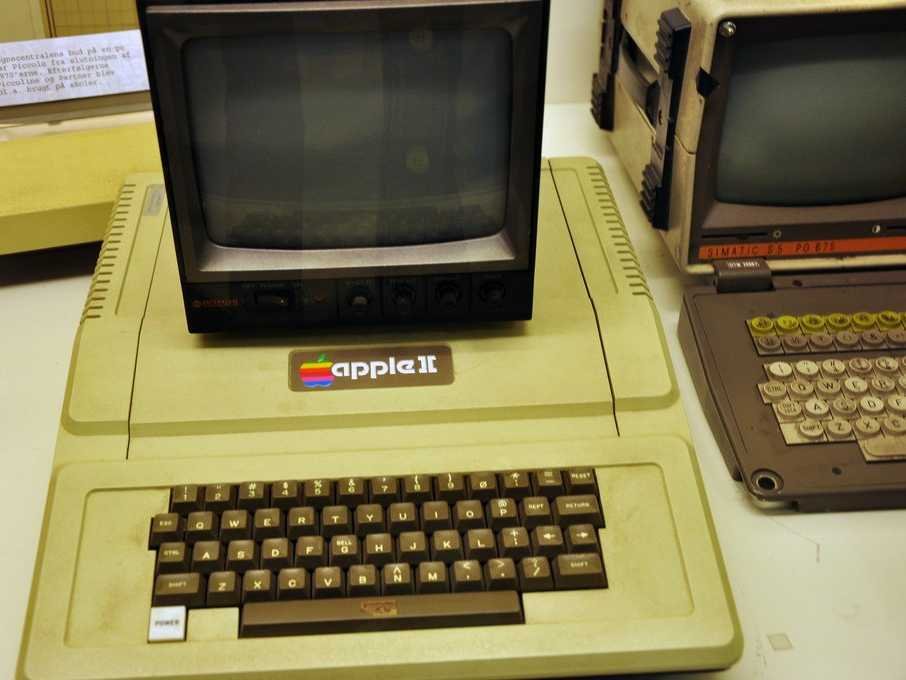 the-apple-ii-by-comparison-was-much-better-looking-than-its-predecessor.jpg