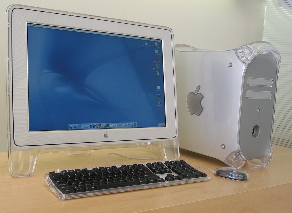 apple-also-developed-peripherals-like-this-cinema-display-designed-to-mimic-the-aesthetics-of-the-powerbook-g4.jpg