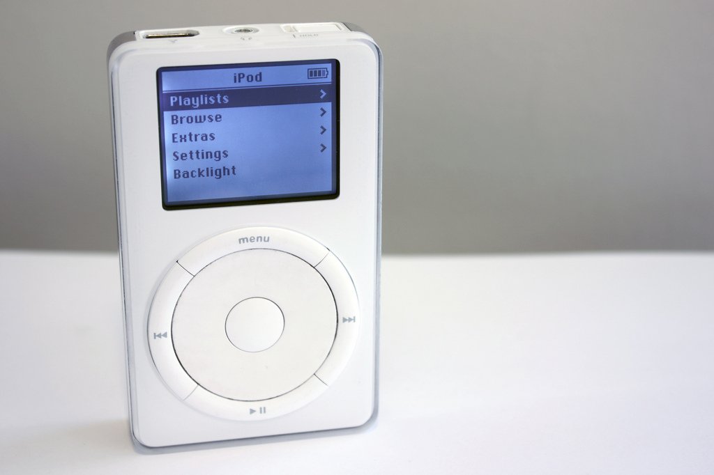 that-year-apple-released-its-biggest-game-changer-since-the-macintosh-the-ipod-its-wheel-actually-spun-around.jpg