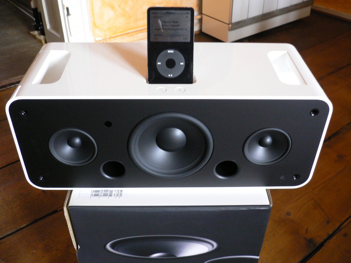 the-sleek-ipod-hi-fi-also-came-out-that-year-though-the-speaker-system-was-a-dud.jpg