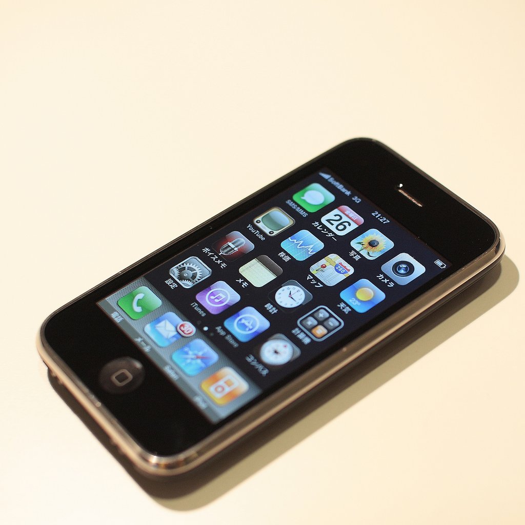 in-2009-apple-released-the-iphone-3gs-which-looked-fairly-similar-to-the-original-version.jpg